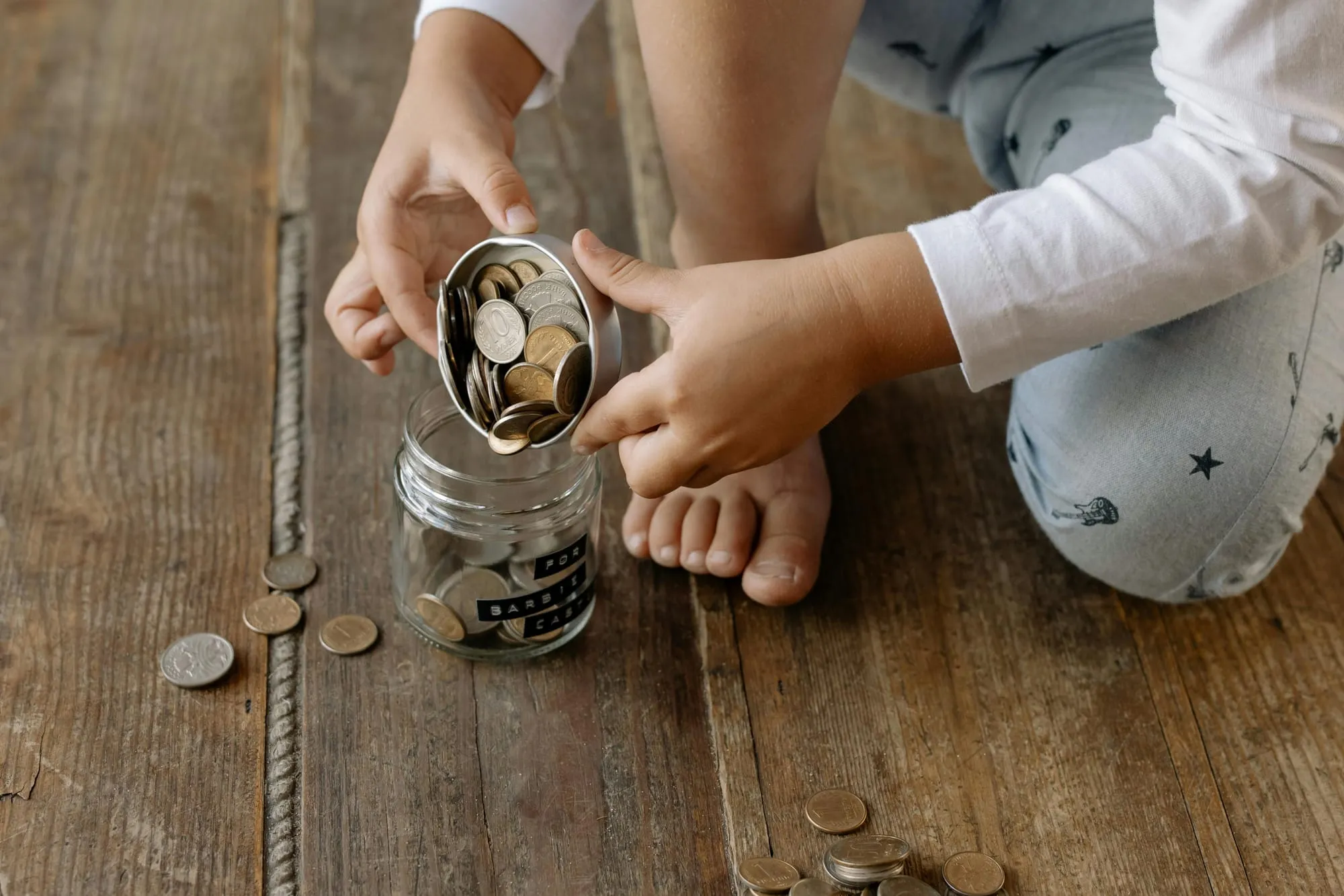Enfant qui apprend à épargner